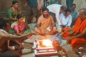 భక్తులతో కిటకిటలాడిన సాయిఆలయాలు