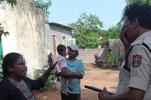 వివాహిత ప్రాణాలు కాపాడిన  పోలీసులు