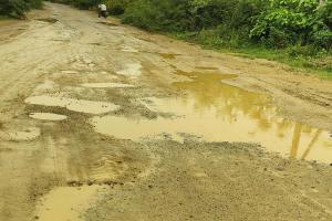 గుంతలమయంగా ముత్యంపేట ప్రధాన రహదారి