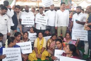 తలసాని క్షమాపణ చెప్పాలి