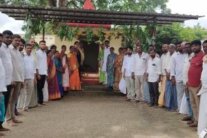 పోచమ్మ దేవతకు ఒడిబియ్యం సమర్పించిన లాల్ కృష్ణ ప్రసాద్ దంపతులు.