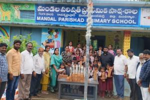 విద్యార్థులకు స్టీల్ వాటర్ బాటిల్స్ పంపిణీ