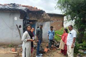 శిధిలావస్థలో నాలుగు ఇండ్లు.