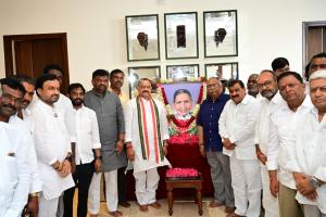 పట్నం కుటుంబాన్ని పరామర్శించిన టీపీసీసీ అధ్యక్షుడు మహేష్ కుమార్ గౌడ్