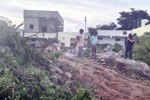 బరితెగించిన భూబకాసురులు.