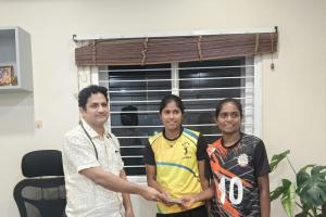 నిరుపేద విద్యార్థులకు డాక్టర్ అండ గా 60 వేల ఆర్థిక సహాయం.