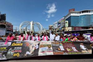 తెలంగాణ చౌక్ లో 420 హామీల ఫ్లెక్సీతో గంగుల సంచలనం 