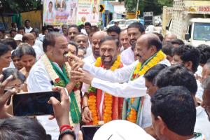 బర్త్ డే వేడుకలతో భారీగా ట్రాఫిక్ జామ్