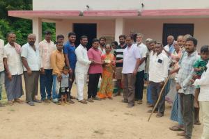 బ్లడ్ క్యాన్సర్ బాధితుడికి మాల సంఘం ఆర్థిక చేయూత