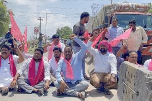 బిఆర్ఎస్ ఎమ్మెల్యేల పై పోలీస్ దాడిని ఖండిస్తూ రాస్తారోకో