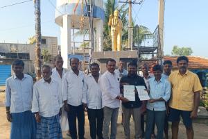 గాజులపల్లిలో సీఎంఆర్‌ఎఫ్‌ చెక్కుల పంపిణీ