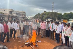 స్పీకర్‌పై అనుచిత వ్యాఖ్యలు.. మర్పల్లిలో కాంగ్రెస్ భగ్గుమంది