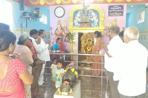 రోడ్డు పక్కనే నీటి సంపు..పొంచి ఉన్న ప్రమాదం.