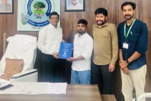 అజయ్‌కుమార్‌కు పీహెచ్‌డీ పట్టా అందజేసిన ఉపకులపతి...