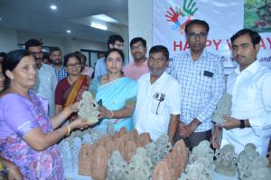 కలెక్టరేట్ లో మట్టి గణపతుల పంపిణీ