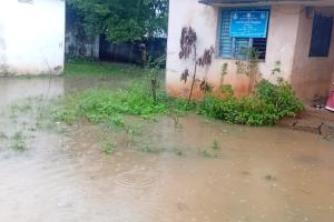 చినుకు పడితే చిత్తడే.. విద్యార్థులకు తప్పని ఇబ్బందులు
