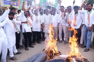 తాత మధు, కేటీఆర్ దిష్టిబొమ్మల దహనం