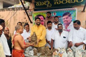 జోగిపేటలో మట్టి వినాయకుల పంపిణీ