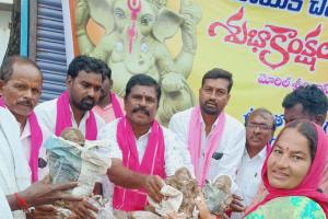 మట్టి గణపతి లను మోరల్ శ్రీనివాసరావు సహకారం తో పంపిణీ.