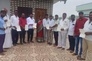 సీఎంఆర్‌ఎఫ్ చెక్కుల పంపిణీ