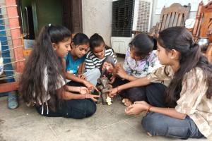పర్యావరణ పరిరక్షణలో చిన్నారుల ముందడుగు: మట్టి గణపతుల తయారీలో ఆసక్తి