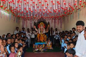 వినాయకుడిని దర్శించుకున్న ప్రాథమిక పాఠశాల విద్యార్థులు 