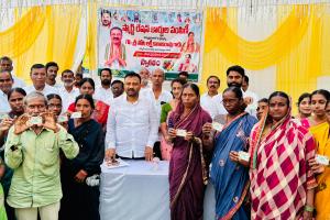 అర్హులైన లబ్ధిదారులకు నూతన స్మార్ట్ రేషన్ కార్డుల పంపిణీ