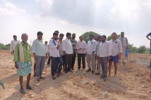 ఇండ్ల స్థలాలను పరిశీలించిన తహసీల్దార్ 