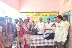 రాచర్ల గొల్లపల్లి జెడ్పీహెచ్‌ఎస్‌లో ఏకరూప దుస్తుల పంపిణీ