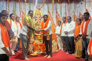 మట్టి గణపతుల ఏర్పాటుకు పెద్దలు కృషి చేయాలి.