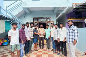  స్నేహ యూత్ గణనాథునికి ఉపసర్పంచ్ ఆరే సంపత్ రూ.8 వేల విరాళం
