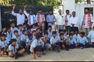 విద్యార్థులకు నాణ్యమైన భోజనం అందించాలి.. ఏఐవైఎఫ్ నాయకులు ధర్నా