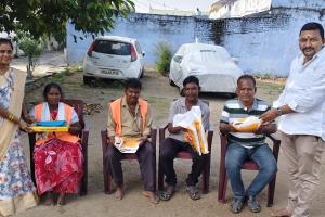 విజయదశమి సందర్భంగా పారిశుద్ధ్య కార్మికులకు నూతన వస్త్రాల పంపిణీ
