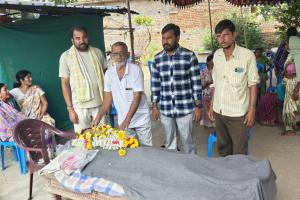 గణేష్ కుంట  తండాలో విషాదం.. మూనావత్ చక్రం నాయక్ మృతికి   బిఆర్ఎస్ నాయకులు ఘన నివాళి 