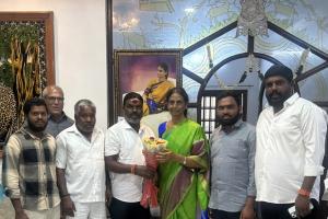 సబితా ఇంద్రారెడ్డిని మర్యాదపూర్వకంగా కలిసిన కంద పెద్ద నర్సింహ