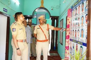 పెండింగ్ కేసుల పరిష్కారానికి ప్రాధాన్యం ఇవ్వాలి: డీసీపీ