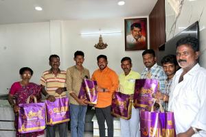 దసరా పండుగ వేళ గ్రామపంచాయతీ సిబ్బందికి నూతన వస్త్రాల బహుకరణ