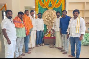 ధరణి 99 రియల్ ఎస్టేట్ ఆఫీసును ప్రారంభించిన ఎస్ ఎస్ ఆర్  ఆర్  ఫౌండేషన్   చైర్మన్ పరుపాటి శ్రీనివాస్ రెడ్డి 