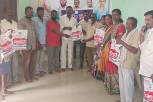 గ్రామ పంచాయతీ సిబ్బందికి దసరా కానుకగా నూతన వస్త్రాలు పంపిణీ
