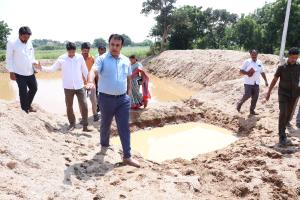 ఫార్మ్ పాండ్స్ నిర్మాణంతో రైతులకు బహుళ ప్రయోజనాలు -- జిల్లా కలెక్టర్ సందీప్ కుమార్ ఝా