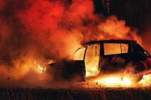ఈవీ కారులో మంటలు, నలుగురు సజీవదహనం..!