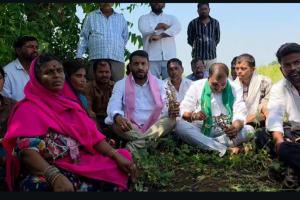 ఎండిన పంటలను పరిశీలించిన బి.ఆర్.ఎస్ నాయకులు మోరల్ శ్రీనివాసరావు.
