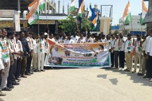 రాహుల్, ప్రియాంక గాంధీ అరెస్టులకు నిరసనగా నాంపల్లిలో కాంగ్రెస్ భారీ ర్యాలీ