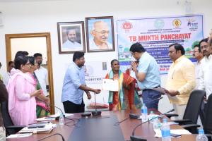 జిల్లా కలెక్టర్ చేతుల మీదుగా సర్పంచ్ గొరిగే ఉప్పలమ్మ బిక్షపతికి అవార్డు ప్రదానం