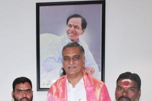 మాజీ మంత్రి హరీష్ రావును మర్యాదపూర్వకంగా కలిసిన టీ ఎంఆర్పిఎస్  నేత కంద పెద్ద నర్సింహ