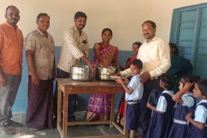 మద్దులపల్లి ప్రాథమిక పాఠశాలలో విద్యార్థులకు అల్పాహారం పంపిణీ.
