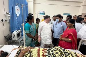 రోడ్డు ప్రమాదంలో గాయపడిన హుస్నాబాద్ 16వ వార్డు కౌన్సిలర్ వైద్యం కిరణ్ ప్రసాద్‌ను పరామర్శించిన మంత్రి పొన్నం ప్రభాకర్.