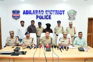 అంతర్రాష్ట్ర సైబర్ నేరగాడి అరెస్ట్ ...... ఆదిలాబాద్ జిల్లా ఎస్పీ అఖిల్ మహాజన్‌.