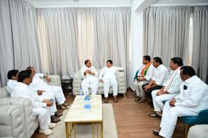 కాంగ్రెస్ పార్టీ బలోపేతం, జిల్లా అభివృద్ధికి నిధుల కేటాయింపుపై నామినేటెడ్ పదవుల గురించి టీపీసీసీ అధ్యక్షులు, రాష్ట్ర ప్రభుత్వ ముఖ్య సలహాదారు ను కలిసిన డీసీసీ అధ్యక్షులు డా. నరేష్ జాదవ్, మార్కెట్ కమిటీ చైర్మన్ బోరంచు.