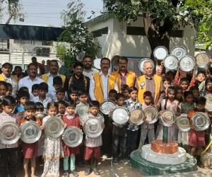 లయన్స్ క్లబ్ ఆధ్వర్యంలో విద్యార్థులకు స్టీల్ ప్లేట్స్ వితరణ
